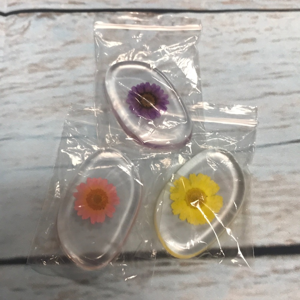 FREE (NEW) Silicone Makeup Sponge w Pressed Flower - Picture 2 of 5